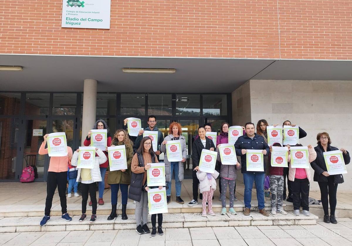 Imagen principal - Ampa CEIP Eladio del Campo de Murillo de Río Leza; padres, madres y alumos del CEIP Villa Patro de Lardero y protesta en el CEIP Ángel Oliván de Calahorra a primera hora de la tarde de este miércoles.