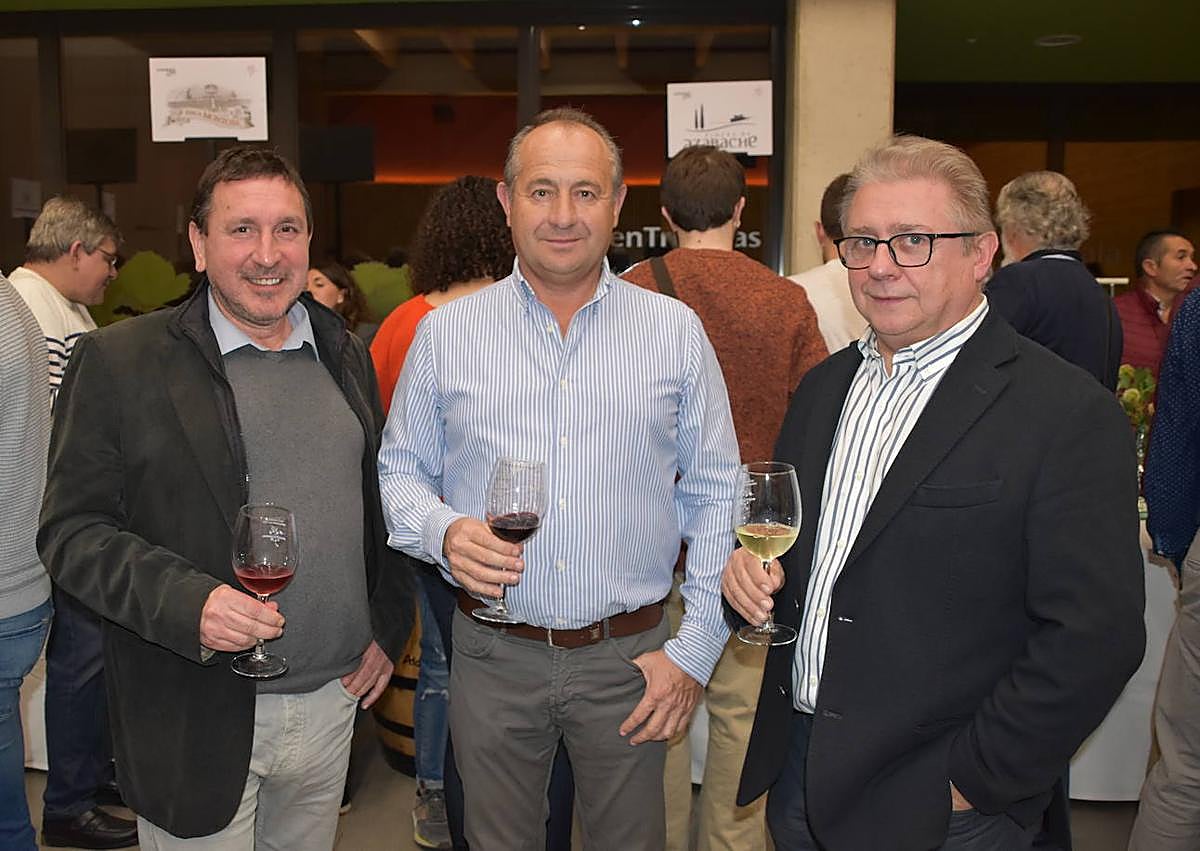 Imagen secundaria 1 - Arriba El alcalde, Ángel Fernández, y el educador en vinos José Ramón Jiménez con los cofrades del Rioja. Abajo a la izquierda Javier Mateo, Antonio Rubio e Isidro Moneva catando vinos. Abajo a la derecha José Luis Rubio, José Luis Garrido y Ramón Ruiz. 