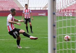 Iñaki Sáenz lanza un penalti durante el duelo ante el Izarra de esta temporada con la UD Logroñés.