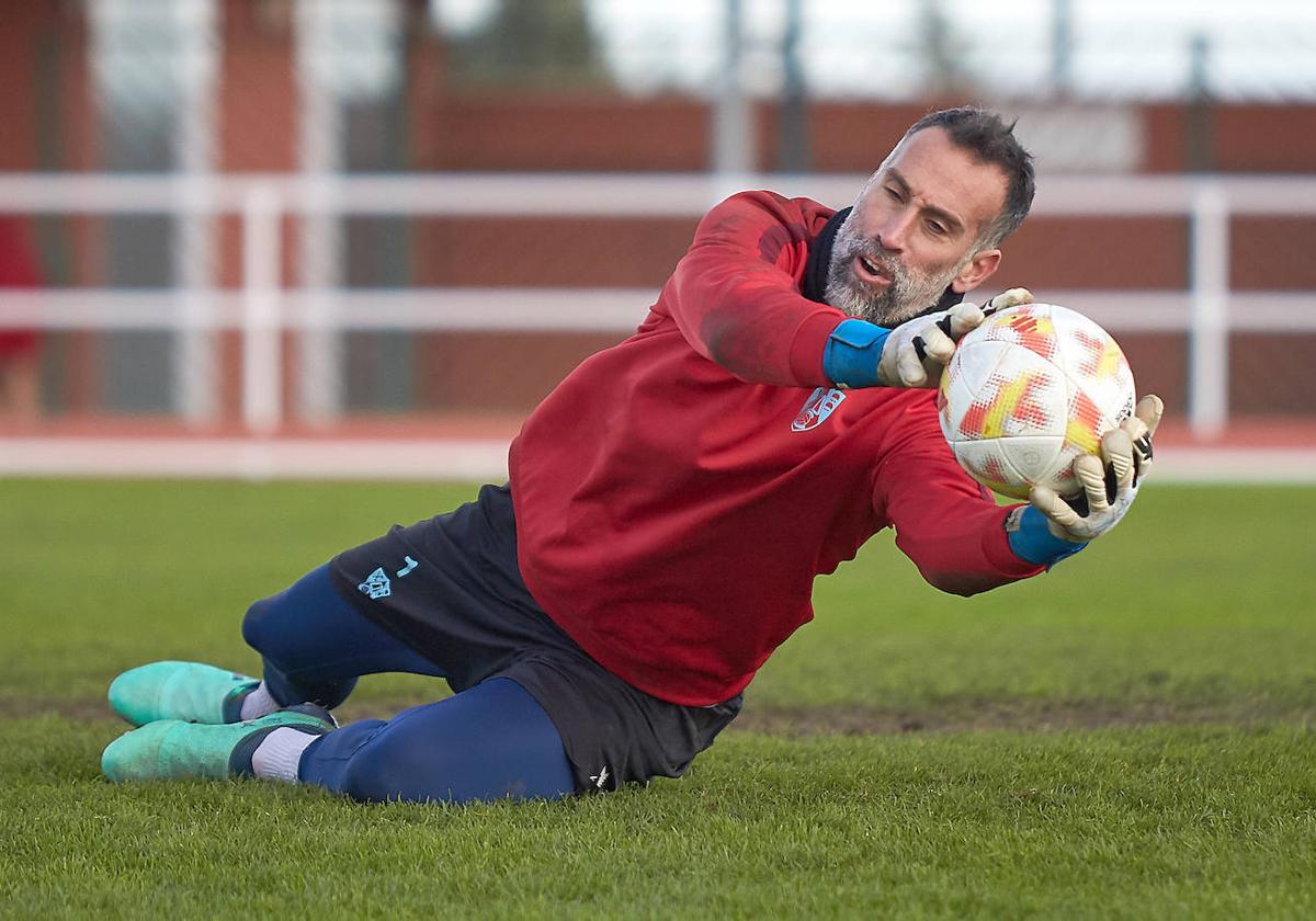 Miguel Martínez, durante un entrenamiento del Calahorra.