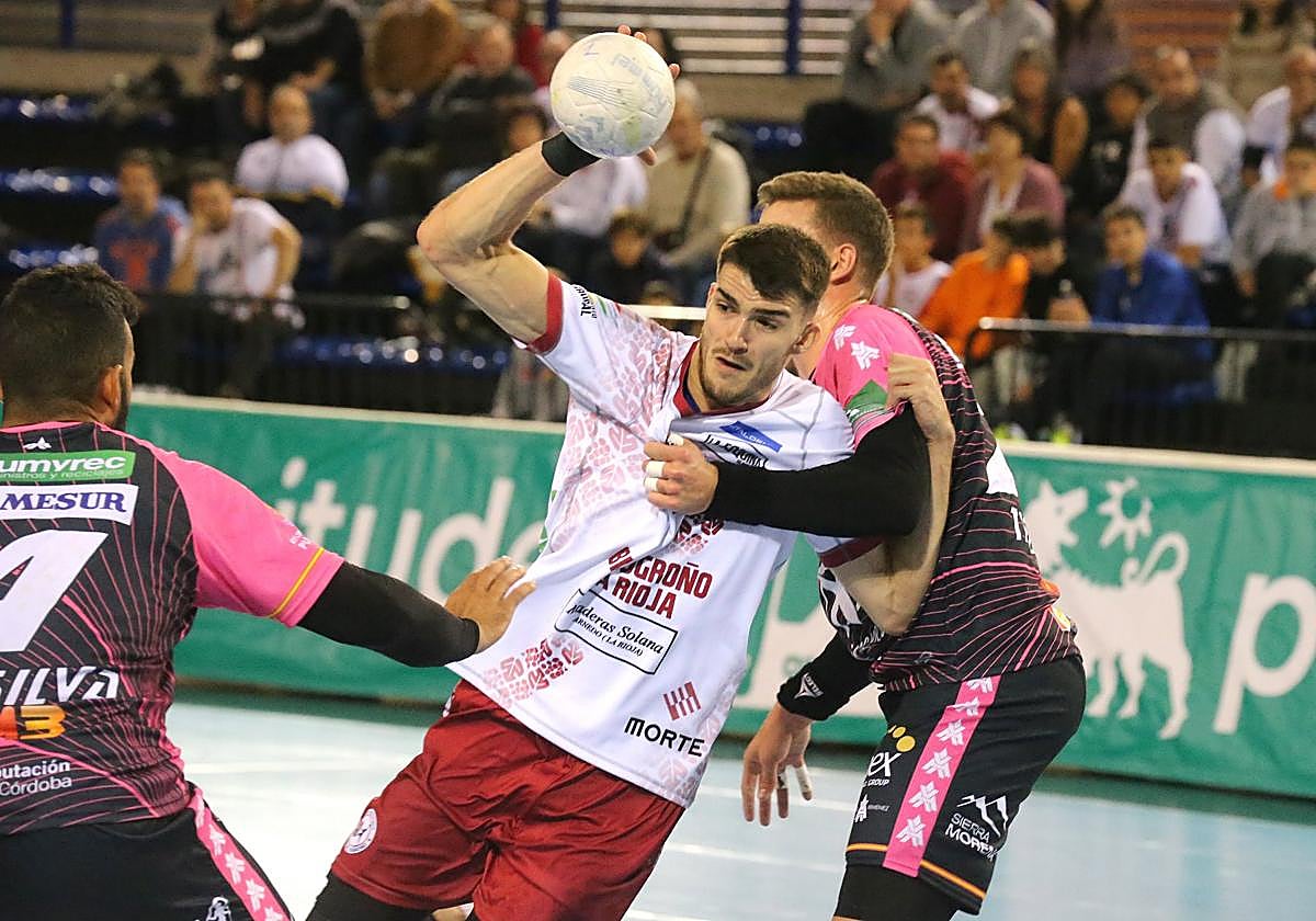 Juan Palomino en acción ante el Puente Genil.