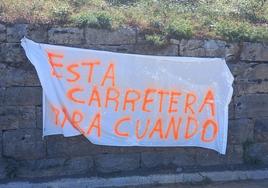 Pancarta reivindicativa aparecida el pasado verano en la carretera LR-250, entre Jalón y Laguna de Cameros.