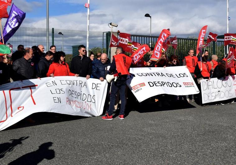 Aistentes a la concentración de protesta desarrolada ayer.