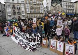 Ampas de una treintena de colegios públicos alaveses se manifestan contra la mala calidad de los menús escolares.