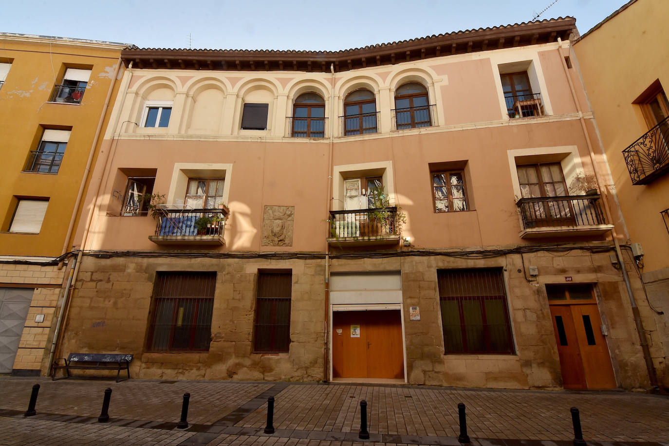 Herrerías 34, frente a la sede del Coaatr, también está en el catálogo.