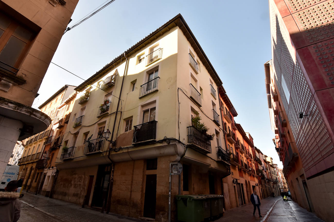 Mercaderes 7, protegido y... con una barricada de contenedores.