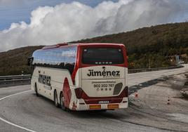 El autobús que une Logroño y Burgos ataca las rampas de La Pedraja.