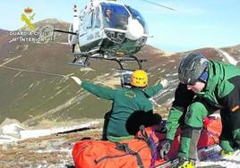 El Equipo de Rescate de Montaña de La Rioja evacuando a un herido.