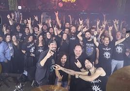 Fotografía fin de concierto de la banda -Claudio Navo, Alberto Carretero, Fredy Arnedo y Fran J. Cernadas- con el público que llenó la Crepúsculo.