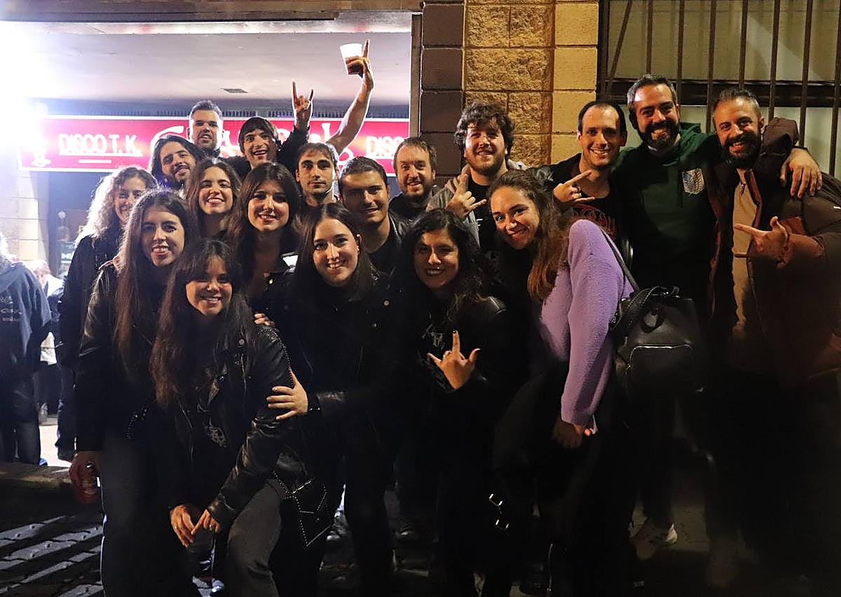 Imagen secundaria 1 - El concierto duró dos horas y le encantó a los seguidores llegados de distintos lugares de La Rioja, Valencia o Barcelona. Una de las sorpresas fue la colaboración del fundador Carlos Segura.