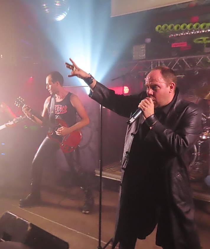 Imagen secundaria 2 - El concierto duró dos horas y le encantó a los seguidores llegados de distintos lugares de La Rioja, Valencia o Barcelona. Una de las sorpresas fue la colaboración del fundador Carlos Segura.