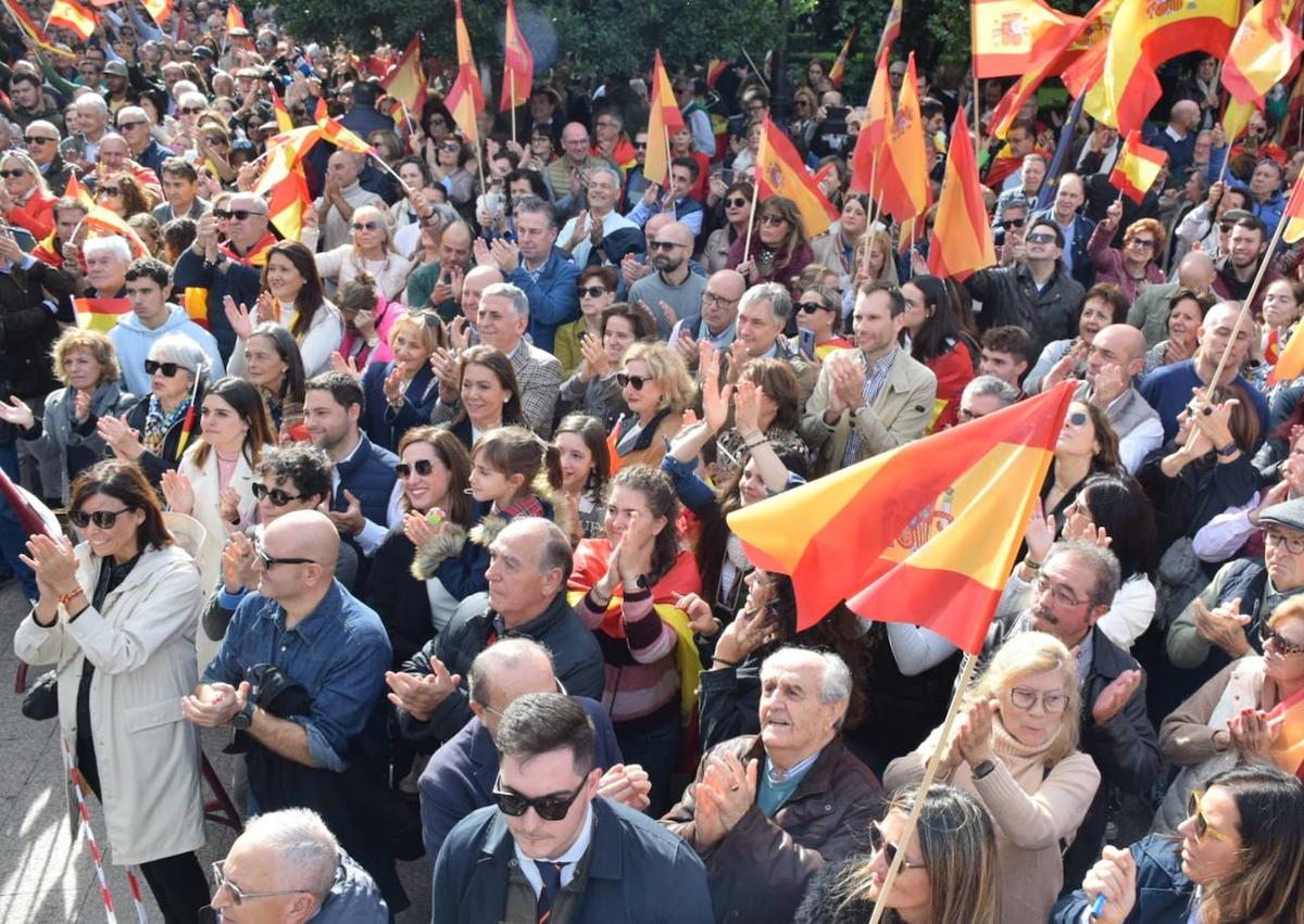 Imagen secundaria 1 - Una multitud se ha dado cita en El Espolón en contra de la amnistía. Abajo, los populares Capellán y Gamarra, atendiendo a los medios de comunicación.