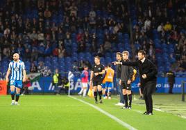 Andres García da instrucciones a sus jugadores desde la banda de Riazor.