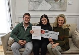 La alcaldesa de Calahorra, Mónica Arceiz, y el concejal de juventud, Iván Jiménez, flanquean a la calagurritana Beatriz Sada Fernández