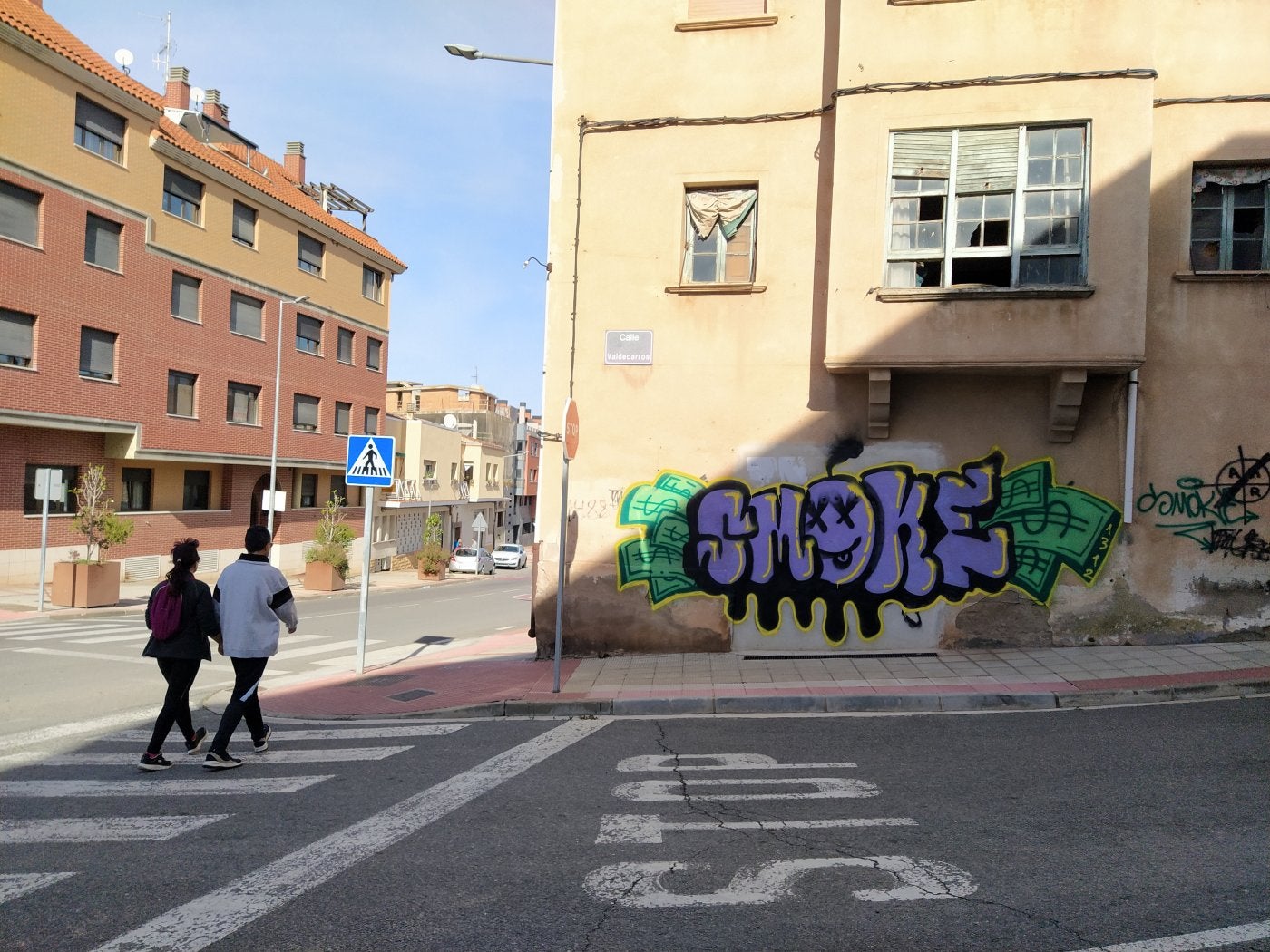 Una de las pintadas perpetradas por Smoke en el cruce de la calle Valdecarros con Anastasio Mateo, en Villamediana.