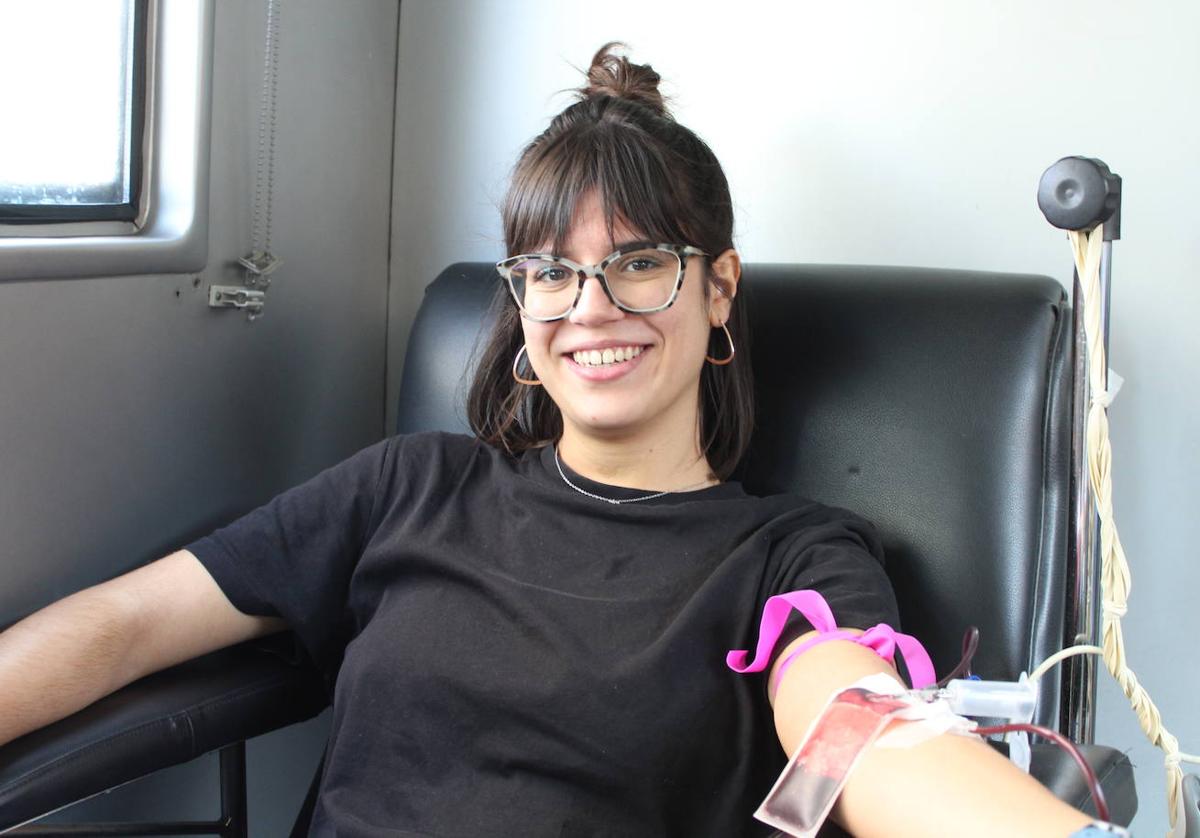 Una joven universitaria dona sangre.