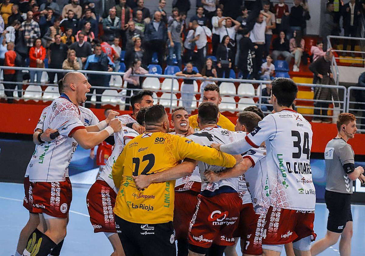 El equipo celebra el triunfo en Serbia.