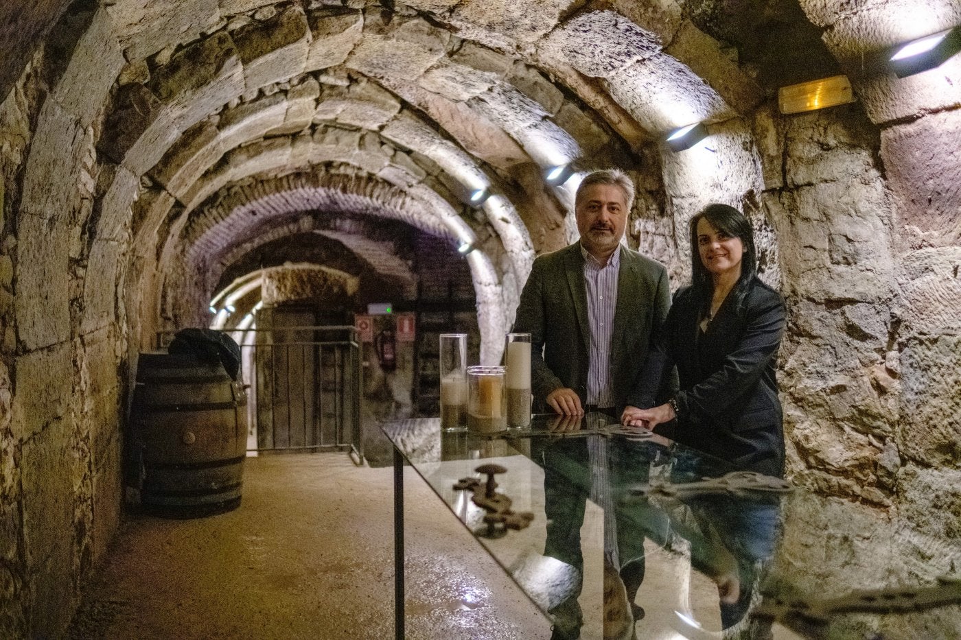 Fernando Umbría y Mercedes García, en el calado de la bodega original.