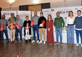 Todos los ganadores posaron con los organizadores y patrocinadores al término de la entrega de premios.