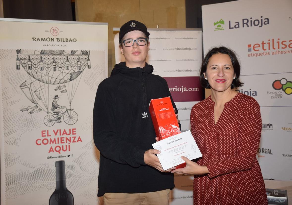 Juan Gutiérrez, el mejor jugador del torneo Ramón Bilbao, con la enóloga de la bodega, Rosana Lisa.