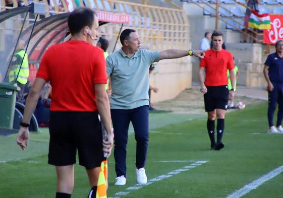 Raúl Llona da instrucciones desde la banda, durante el partido entre la Cultural y la SD Logroñés.