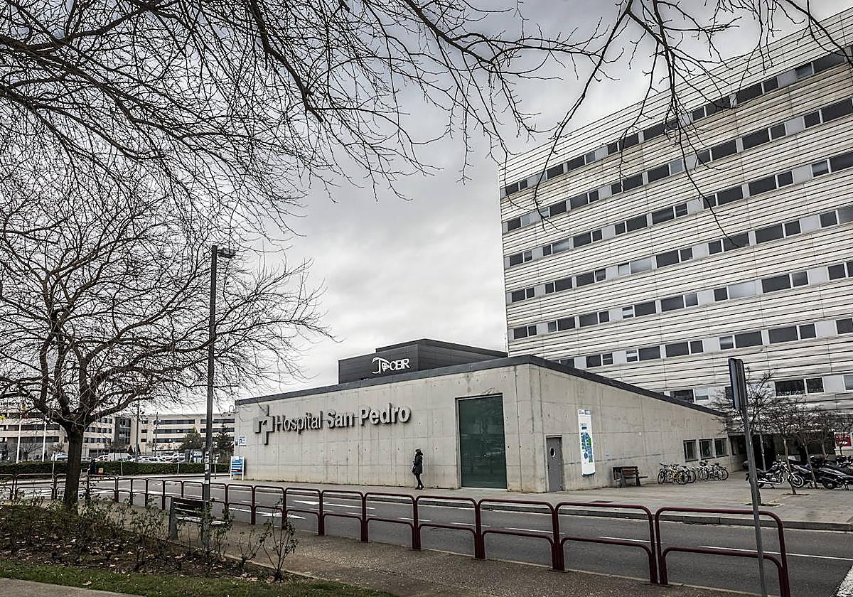 Fachada del Hospital San Pedro, en Logroño, con el CIBIR al fondo.