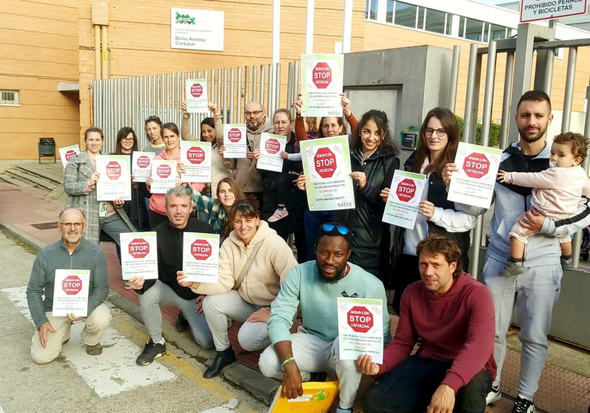 Padres y madres de alumnos del CEIP Doña Avelina Cortázar de Alberite protestaron ayer a las puertas del centro.