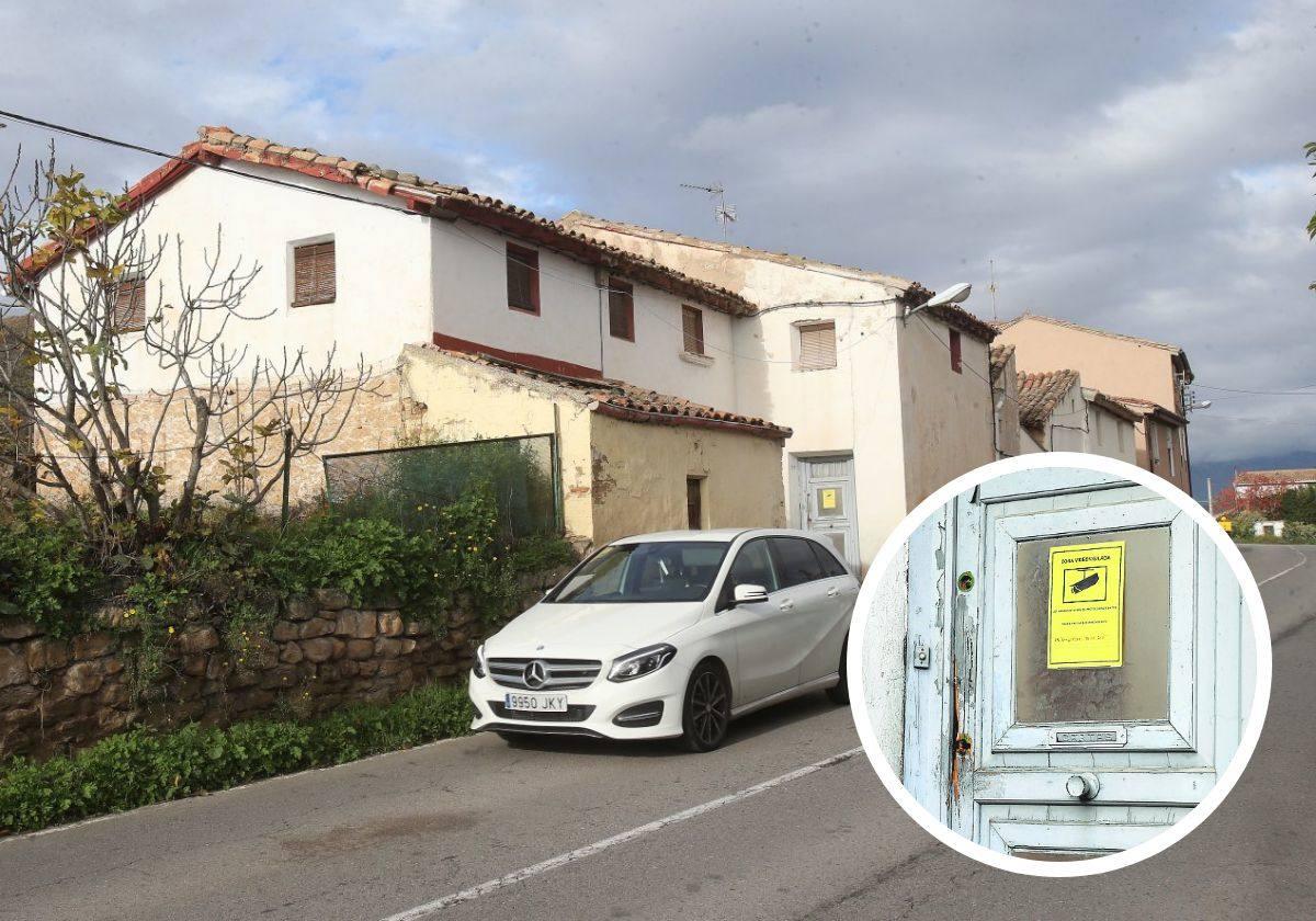 Casa de la carretera de El Cortijo ocupada, en concreto la segunda por la izquierda que deja ver la puerta, forzada, desde la LR-441.