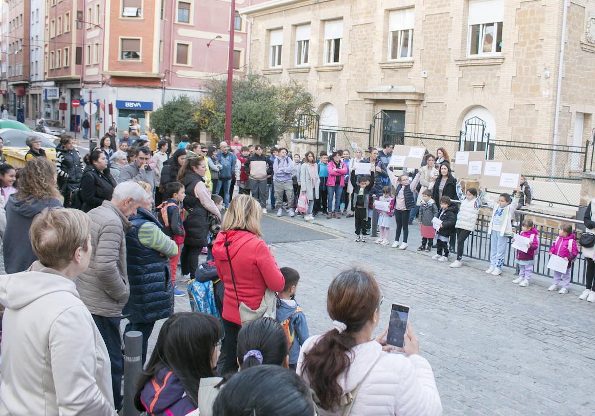 Concentración en Haro, ayer, de la AMPA del colegio San Felices.