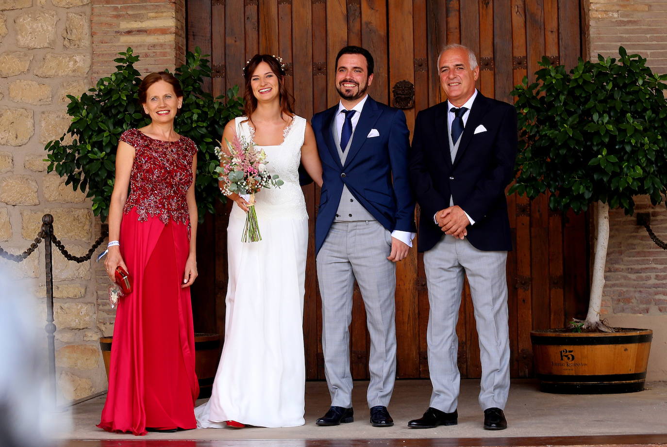 Alberto Garzón y su novia Anna Ruiz, tras darse el «sí quiero» ante unos 205 invitados, en una ceremonia celebrada en la localidad riojana de Cenicero, en Bodegas Riojanas. 