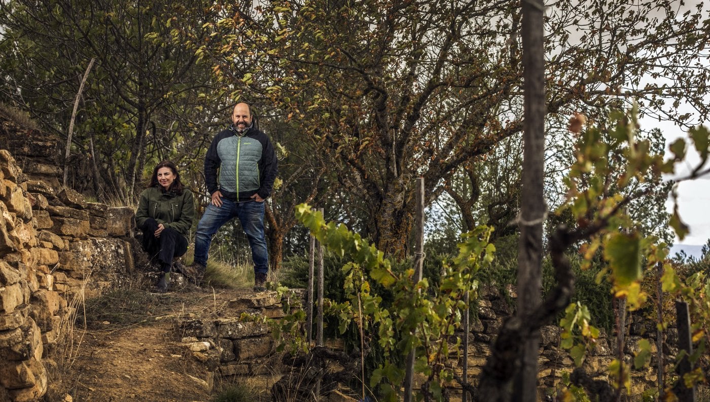 El matrimonio de viticultores, en el pequeño viñedo.