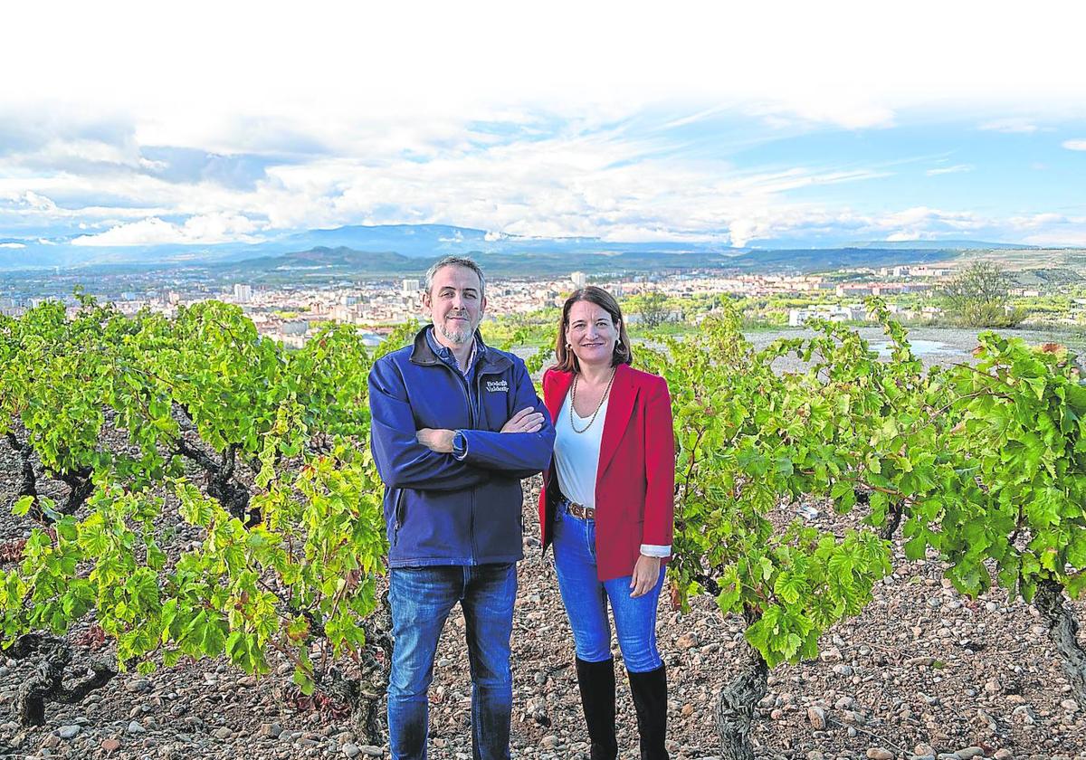 Antonio Orte y Ana Martínez Bujanda, con Logroño a sus espaldas.