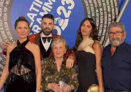El influencer riojano Jomari Goyso, con su familia de Igea en los Latin Grammy