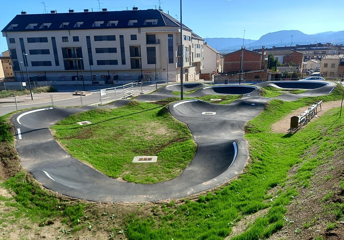 Vista del 'pumptrack' de Villamediana en la que se aprecian, en el césped interior, rodadas de motocicletas.
