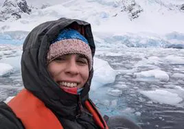 Judit Jiménez, con un glaciar de fondo.