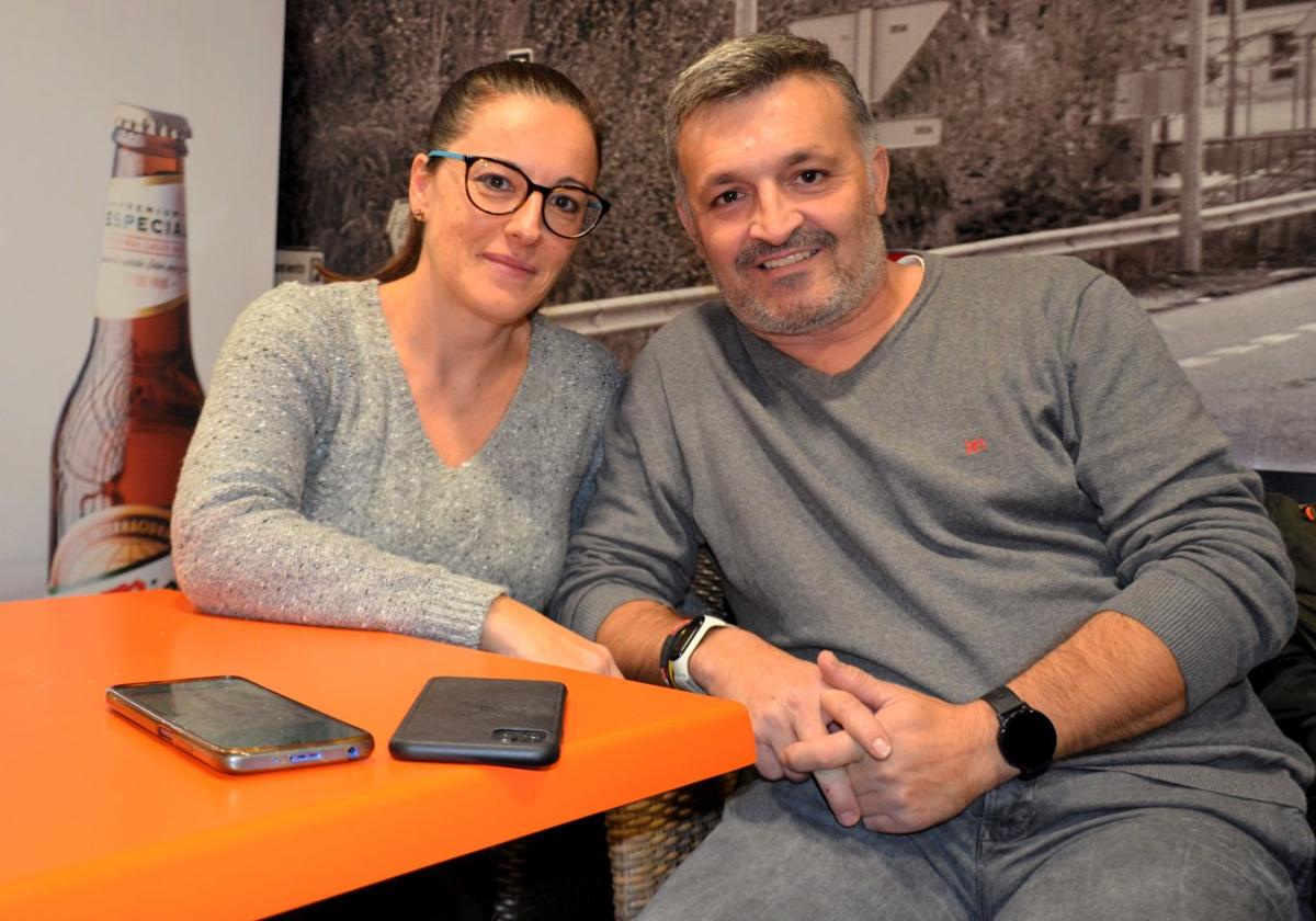 Noelia Molina y Pachi Ginés, en una cafetería de Calahorra.