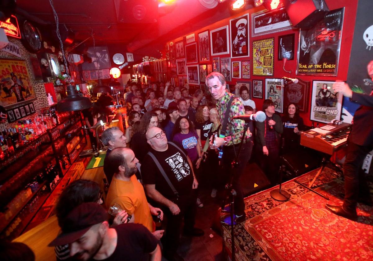El Stereo, durante el Concierto de The Fleshtones del pasado viernes. A la derecha, carteles de la programación del último semestre.