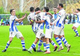 Los jugadores del Náxara celebran uno de los goles con los que consiguieron imponerse al Brea.