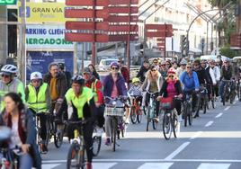 Parte del pelotón de ciclistas urbanos, este domingo, manifestándose al mediodía por el centro de Logroño.