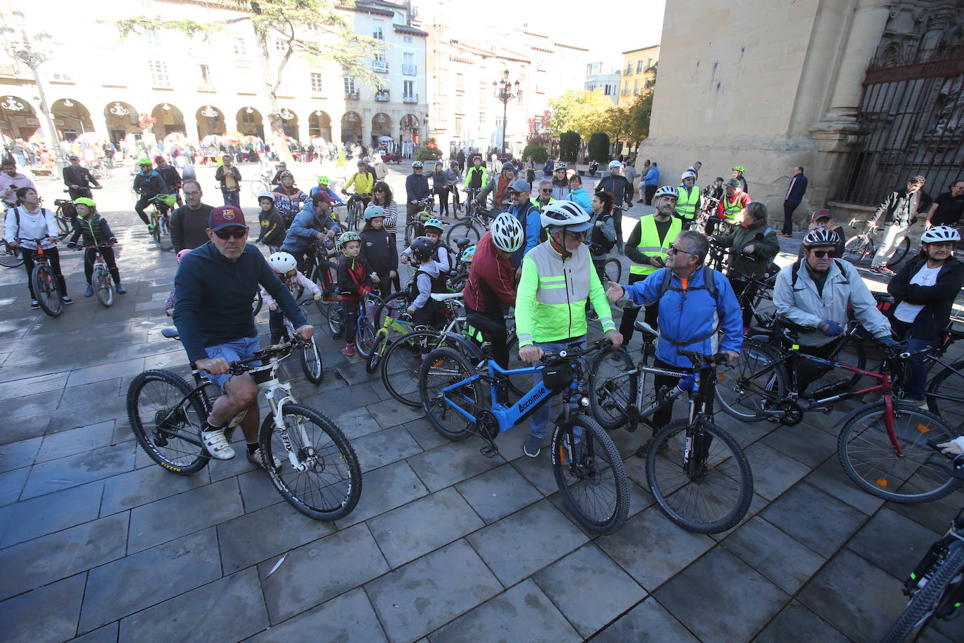 Antes de la hora, en la plaza del Mercado.
