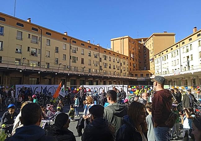 Acción reivindicativa de las madres y padres de alumnos del colegio con entrada por la calle Belchite.