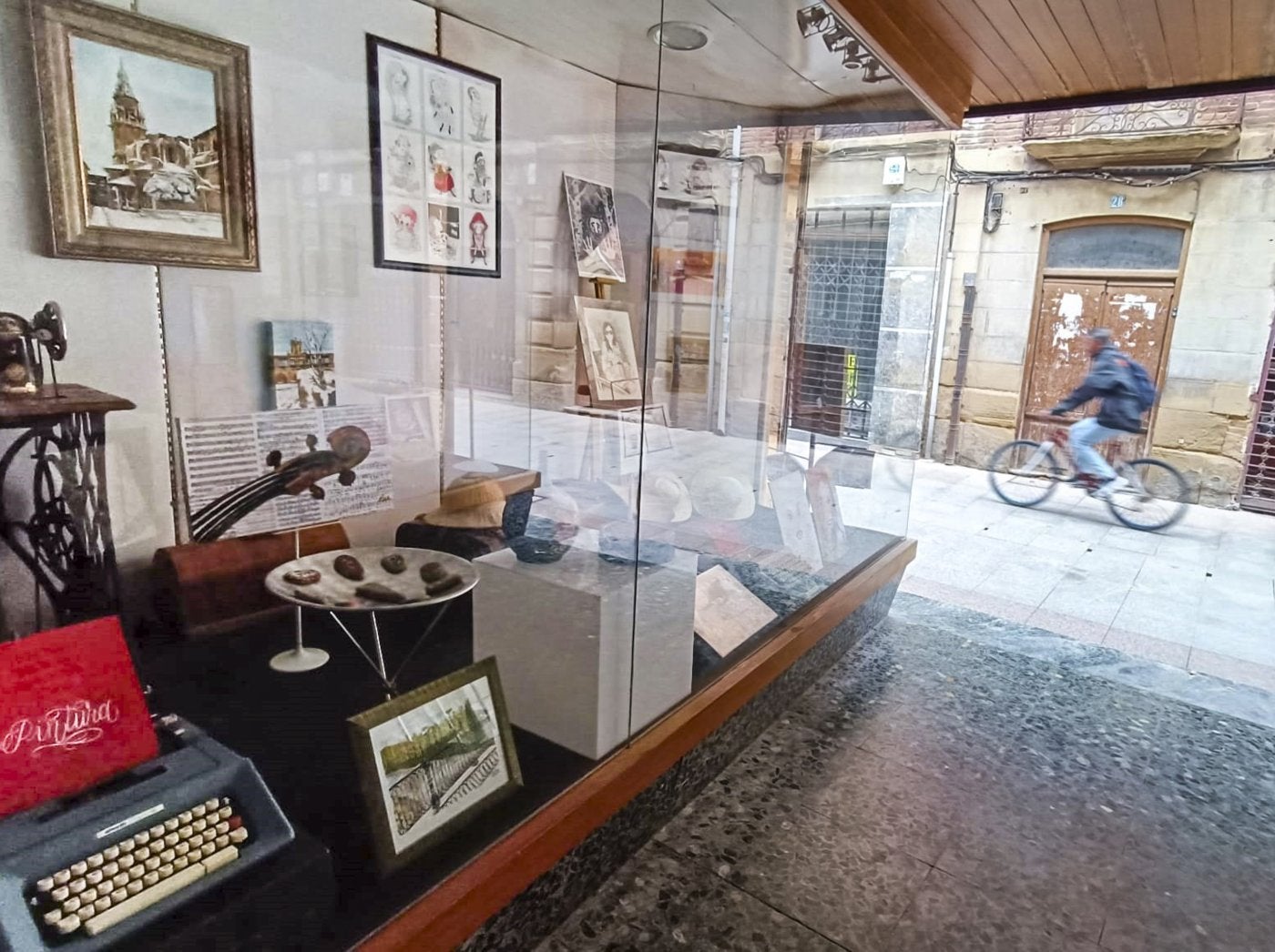 Uno de los escaparates artísticos del centenario local calceatense.