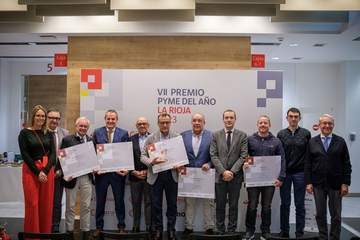 Premiados, organizadores y autoridades, al final de la entrega de los galardones en la fotografía de grupo.