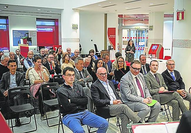 Carmelo Loza posa con el premio y el diploma acreditativo.