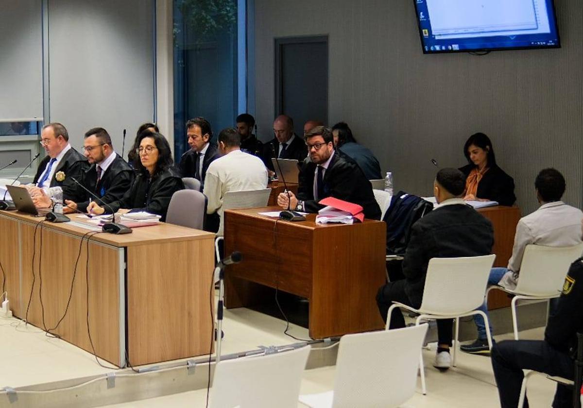 Los acusados, antes del inicio de la segunda jornada del juicio por el crimen del parque del Ebro.