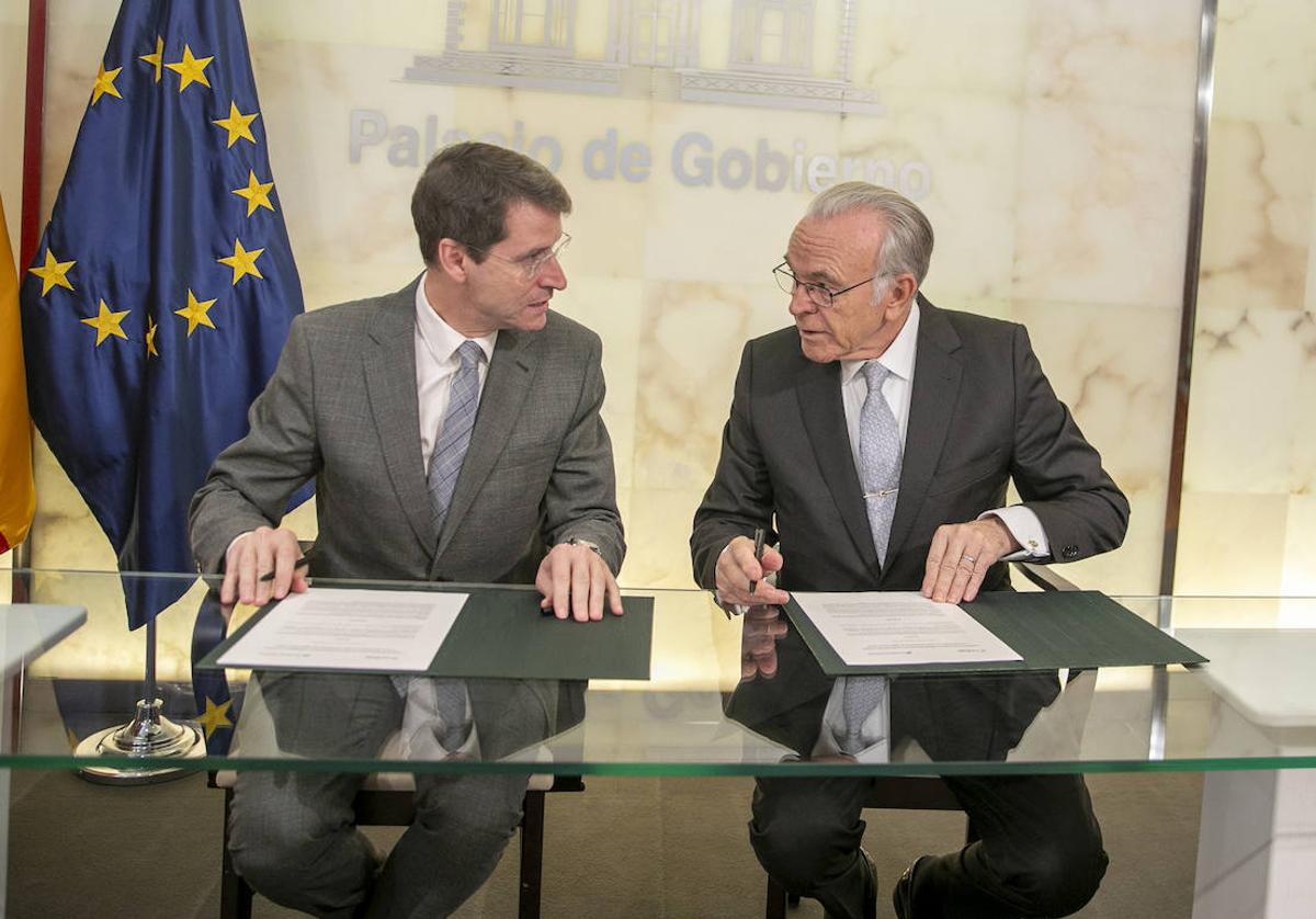 El presidente del Gobierno de La Rioja, Gonzalo Capellán, y el presidente de la Fundación 'la Caixa', Isidro Fainé.