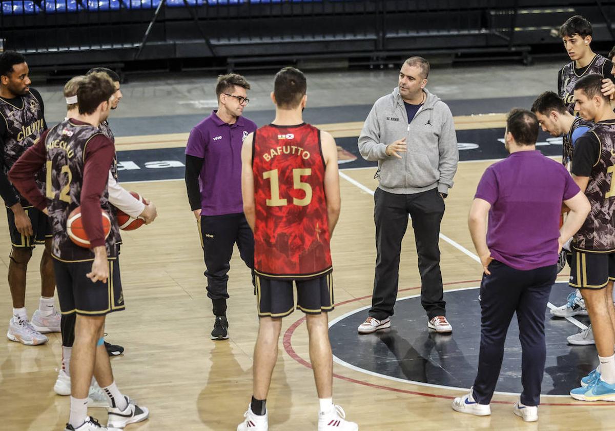 Jenaro Díaz habla con sus hombres durante un entrenamiento de esta semana.