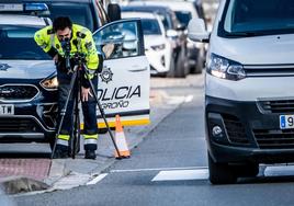 Un agente de la Policía Local en un reciente control de velocidad con el radar móvil.