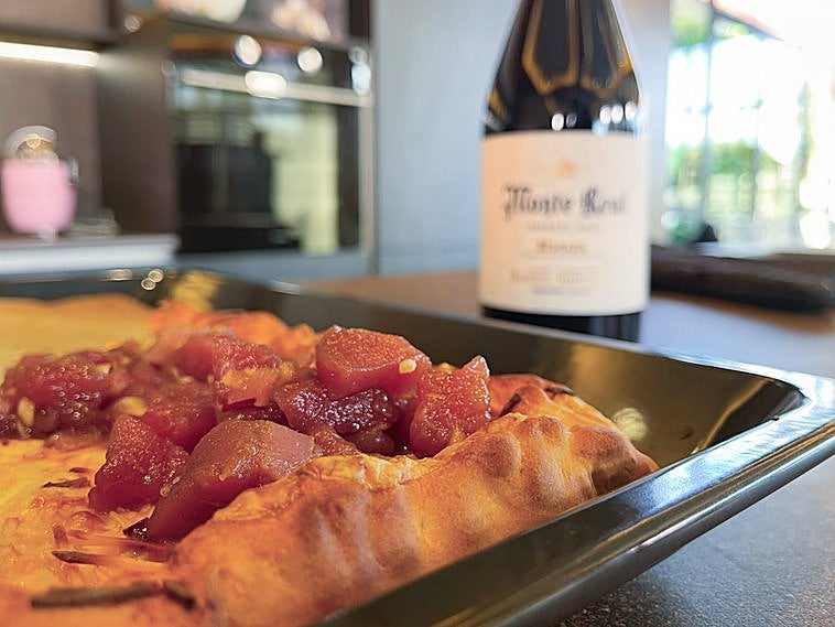 Una pizza con pescado