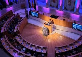 La presidenta del Parlamento, Marta Fernández, durante su intervención en el acto institucional celebrado ayer en el hemiciclo.